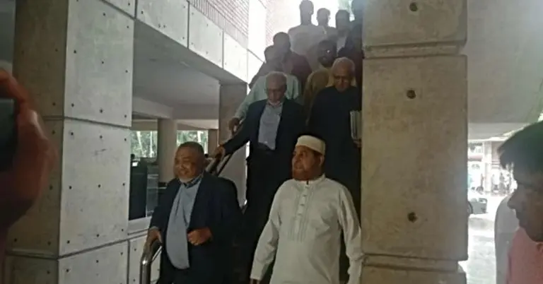 আগুন আতঙ্কে বেরিয়ে যান রাজনীতিবিদরা